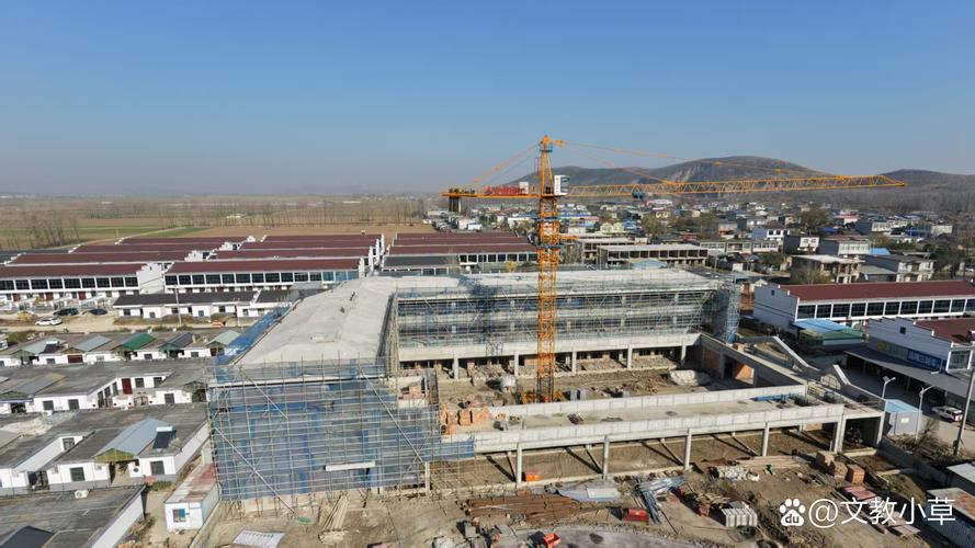 航拍的安徽省宿州市埇橋區順河鎮鶴山村鶴山小學新建工程工地機械轟鳴